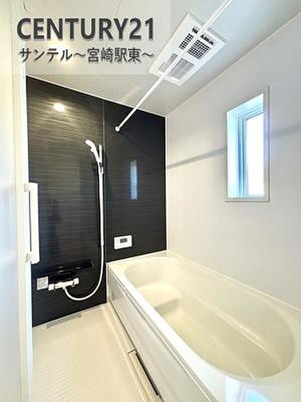 1日の疲れもゆっくり取ることのできる広々とした1坪タイプのシステムバス♪浴室乾燥、涼風、暖房、換気システムが付いておりますので、快適なバスタイムを過ごせます♪