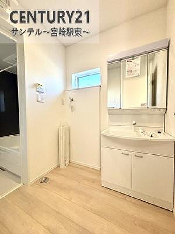 洗面化粧台は収納付きの大きな鏡が付いています♪朝のお忙しい時間帯でも三面鏡の洗面台ならお出かけ前のご準備も手助けしてくれること間違いなし♪