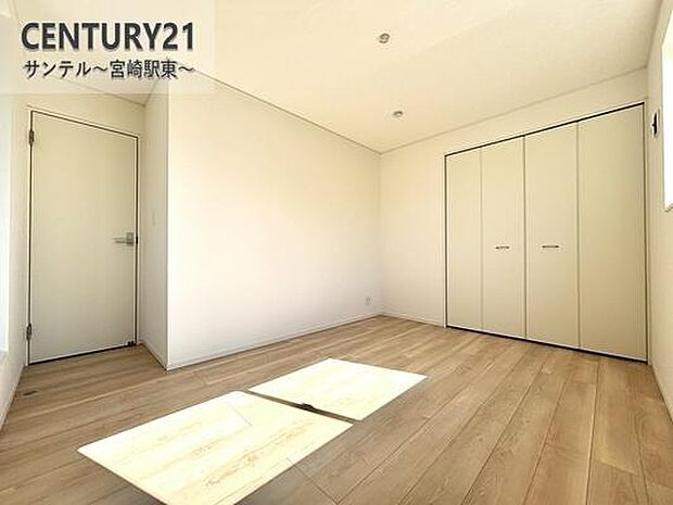 主寝室にいかがでしょうか♪風通し良好です(^^♪大容量のクローゼットも完備しております!