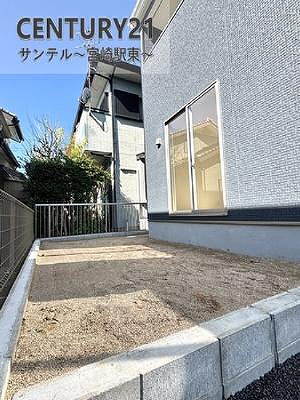 お休みの日は、お庭でガーデニングなど、自由に使える素敵なスペースです♪