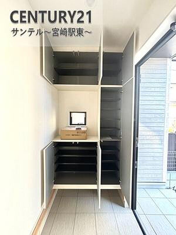 大きなシューズクローゼット付きで、家族みんなのシューズを収納出来ます。