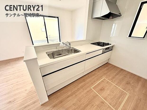 カウンターキッチンからリビングにいるご家族やお子様の様子が見えるので、コミュニケーションがとりながら、ご家族の大切な時間を共有できるリビングスペースです♪