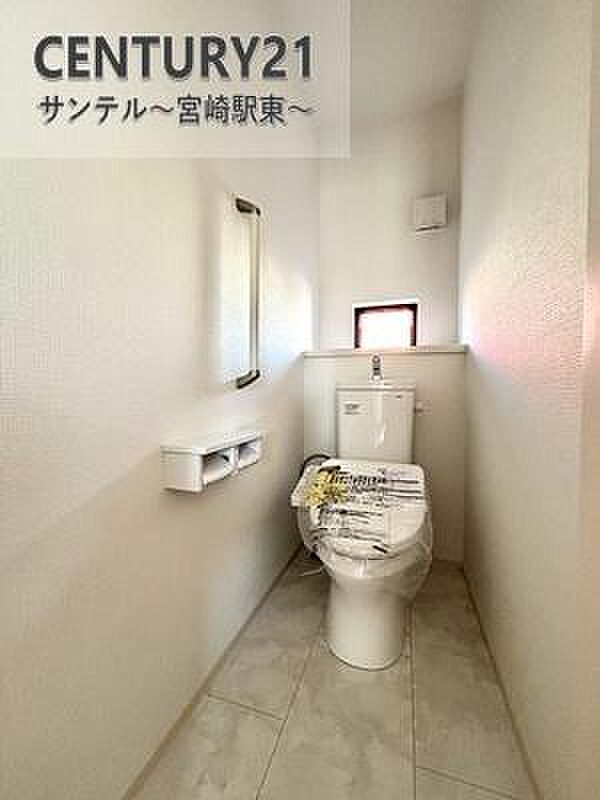 換気できる小窓がございます。温水洗浄機能付き。※内装の色合いや設備仕様が実際と異なる場合がございます。