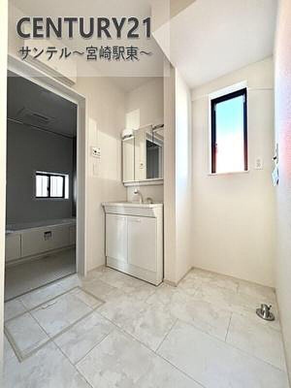 三面鏡付きの洗面化粧台は収納力もたっぷりで、細かなアイテムもすっきり整理できます。※内装の色合いや設備仕様が実際と異なる場合がございます。