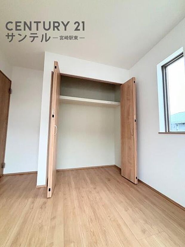 衣類や季節物もまとめて収納可能なクローゼットで、片付けがぐんとラクに！