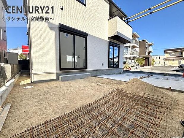 お休みの日は、お庭でガーデニングなど、自由に使える素敵なスペースです♪