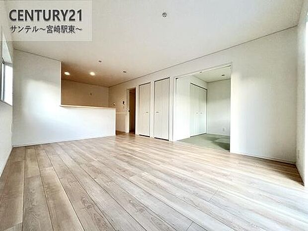 16帖のリビングです♪カウンターキッチンからリビングにいるご家族やお子様の様子が見えるので、コミュニケーションがとりながら、ご家族の大切な時間を共有できるリビングスペースです♪