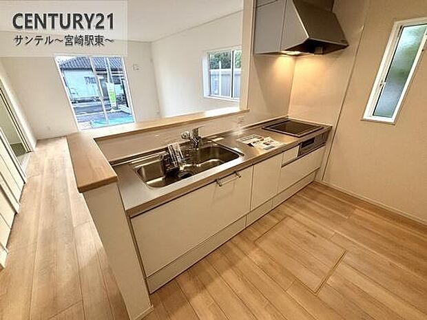 カウンターキッチンからリビングにいるご家族やお子様の様子が見えるので、コミュニケーションがとりながら、ご家族の大切な時間を共有できるキッチンです♪