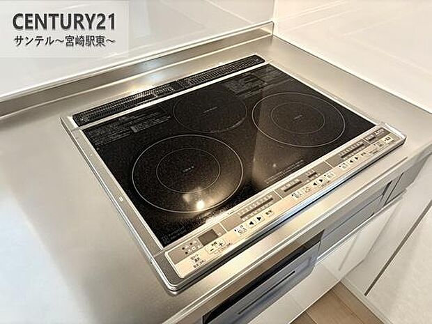 IHクッキングヒーター3口コンロ、グリル付です。