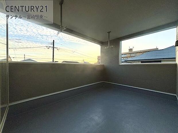 広々としたバルコニーには、屋根が付いておりますので突然の雨や小雨でも安心して洗濯物を干せますよ♪水栓も付いているので、バルコニーのお掃除もできちゃいます！