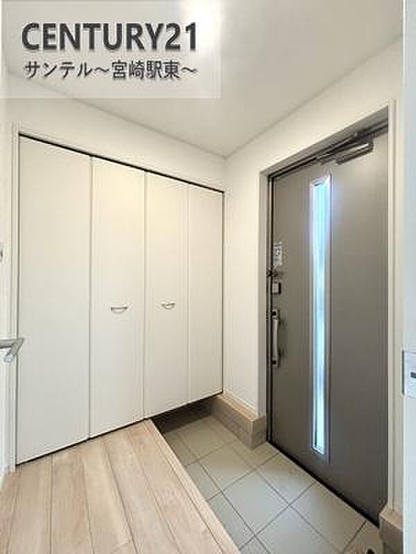 明るい玄関(^^♪容量にも余裕のあるシューズクローゼット完備しております！