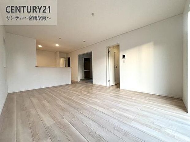 16帖のリビングです♪カウンターキッチンからリビングにいるご家族やお子様の様子が見えるので、コミュニケーションがとりながら、ご家族の大切な時間を共有できるリビングスペースです♪