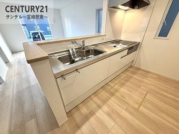 IH3口コンロで同時調理も快適！カウンターキッチンで会話を楽しみながら料理ができる理想の空間。