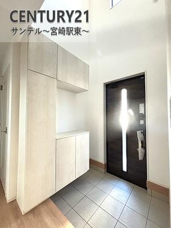 明るい玄関(^^♪容量にも余裕のあるシューズボックス完備しております！