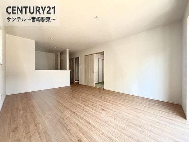 明るく、落ち着きのあるリビング♪ダイニングスペースも含めてゆとりのあるスペースで、ご家族でお食事や団らんしたり、ゆったりとしたご家族の時間を過ごせます♪