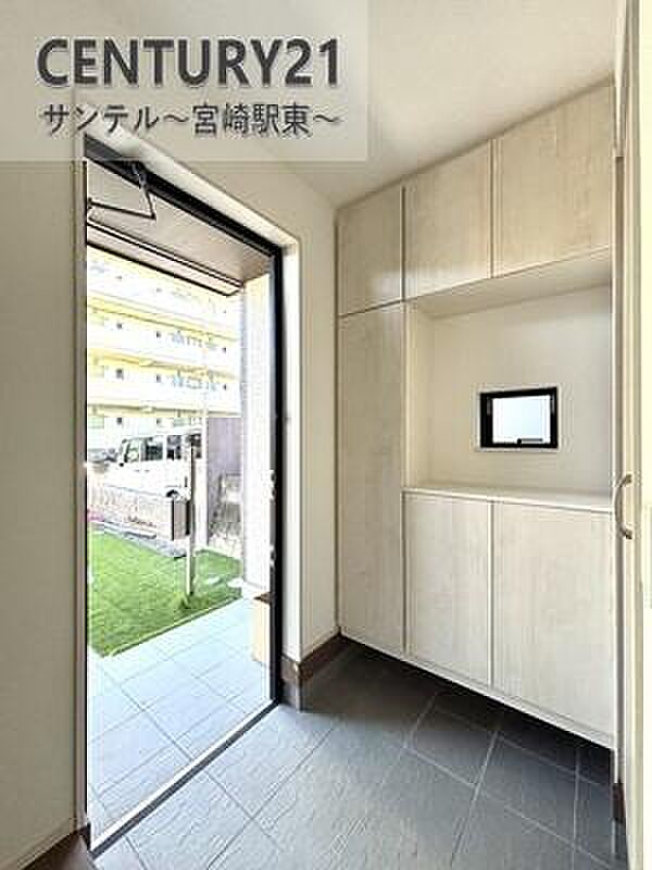 明るい玄関(^^♪容量にも余裕のあるシューズボックス完備しております!