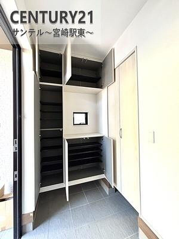 シューズボックス付きで、家族全員の靴もすっきり収納。玄関まわりが片づきやすく、いつでも気持ちよくお客様を迎えられます。