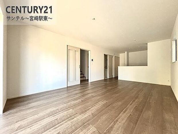 明るく、落ち着きのあるリビング♪ダイニングスペースも含めてゆとりのあるスペースで、ご家族でお食事や団らんしたり、ゆったりとしたご家族の時間を過ごせます♪