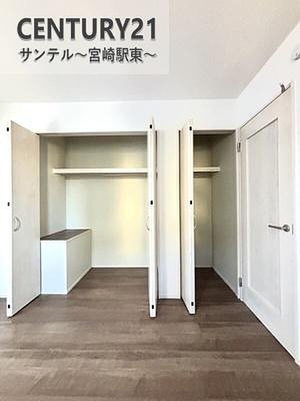 洋室のクローゼットです！ご家族様、皆様の洋服などを整理しやすい仕様の収納です。