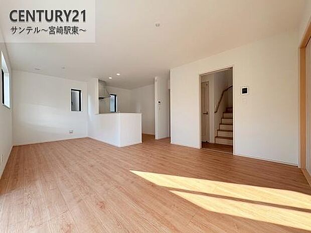 リビング♪ダイニングスペースも含めてゆとりのあるスペースで、ご家族でお食事や団らんしたり、ゆったりとしたご家族の時間を過ごせます♪※内装の色合いや設備仕様が実際と異なる場合がございます