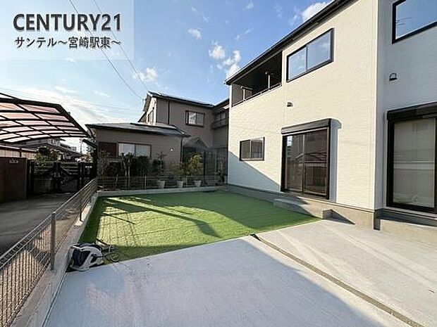 お休みの日はお庭でガーデニングなど、自由に使える素敵なスペースです♪