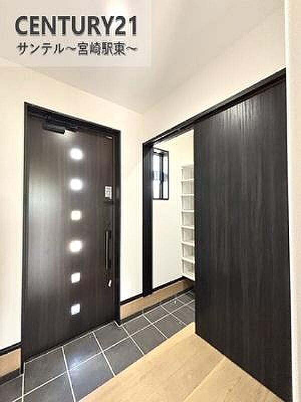 明るい玄関(^^♪容量にも余裕のあるシューズクローゼット完備しております！