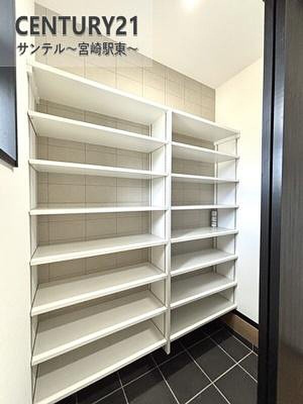 玄関には大容量のシューズクローゼットを設置。家族の靴もすっきり収納できて、いつでもキレイな玄関に！