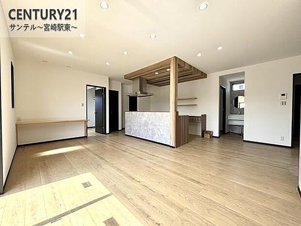 明るく、落ち着きのあるリビング♪ダイニングスペースも含めてゆとりのあるスペースで、ご家族でお食事や団らんしたり、ゆったりとしたご家族の時間を過ごせます♪