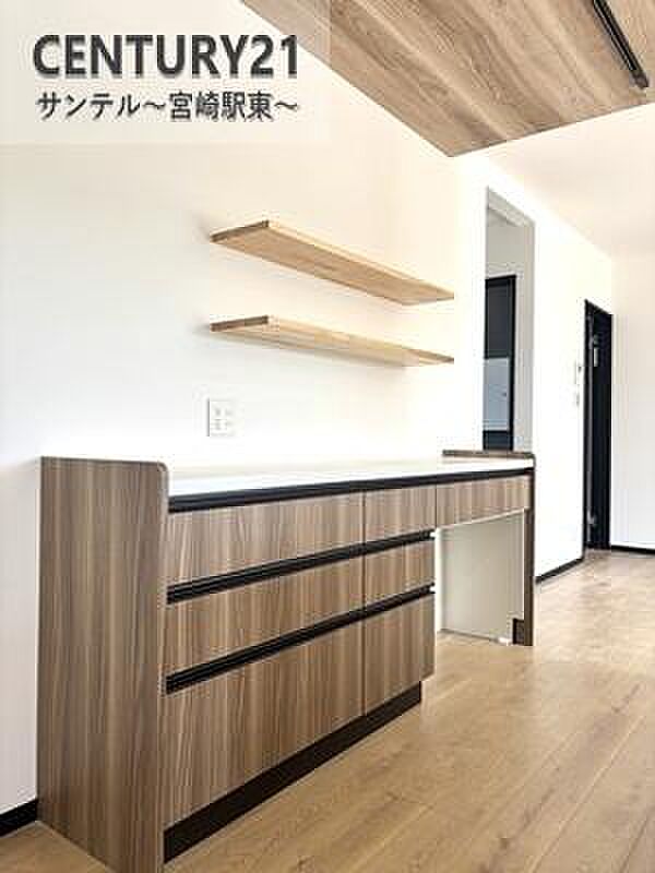 キッチン裏のカップボードです。収納棚もあり、食料品や日用品を整理できる便利な収納です。