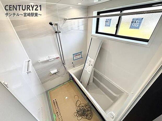 1日の疲れもゆっくり取ることのできる広々とした1坪タイプのシステムバス♪浴室乾燥、涼風、暖房、換気システムが付いておりますので、快適なバスタイムを過ごせます♪