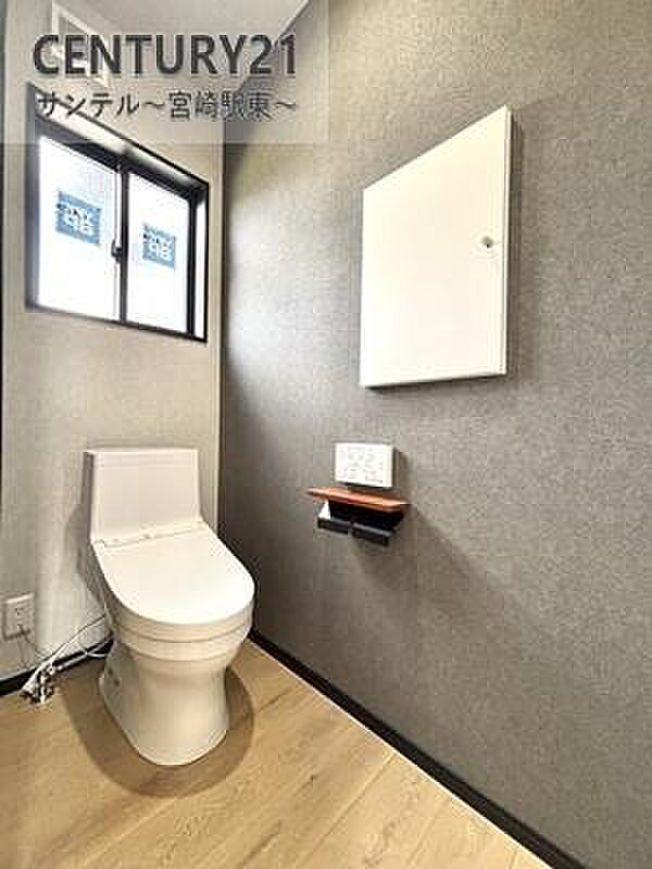 換気できる小窓付きのトイレです！温水洗浄暖房便座でございます(^^♪