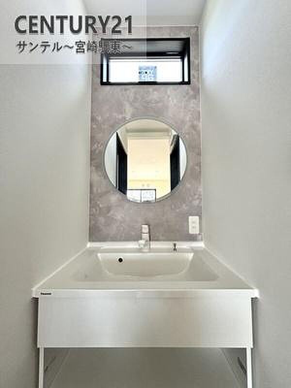 洗面化粧台は収納付きの大きな鏡が付いています♪朝のお忙しい時間帯でも三面鏡の洗面台ならお出かけ前のご準備も手助けしてくれること間違いなし♪