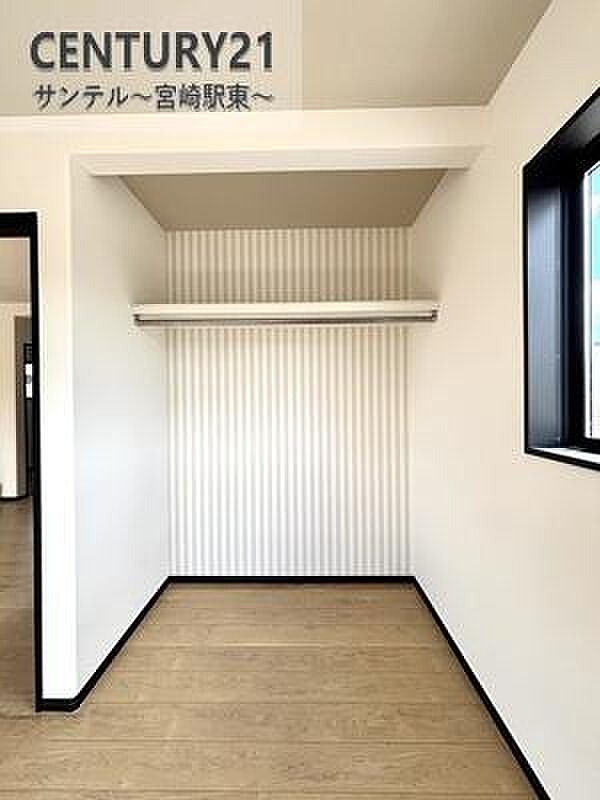 各部屋に収納スペースがございます。