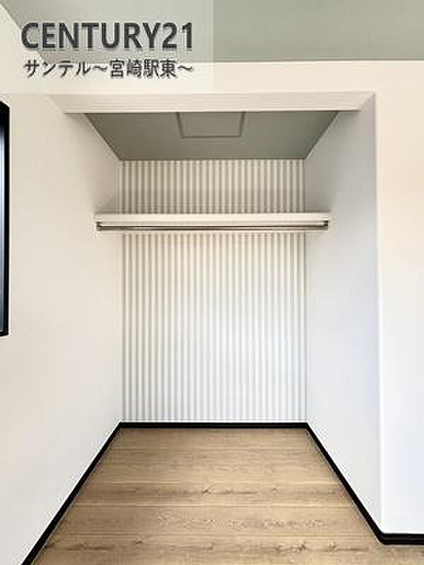 容量に余裕のあるオープンクローゼットです！お子様のお洋服などを入れても十分な収納量♪