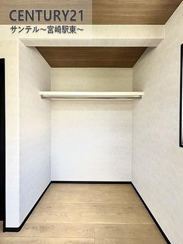 主寝室のオープンクローゼットです！大容量でご夫婦の荷物がすっぽり入る安心の収納力です(^^♪