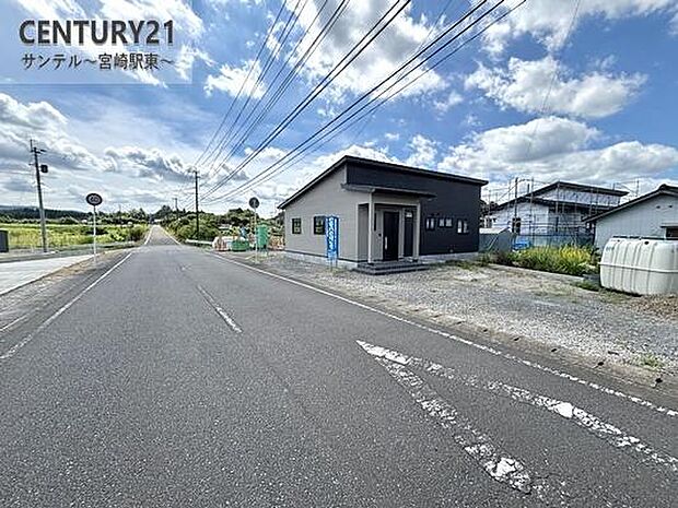 東側前面道路です。