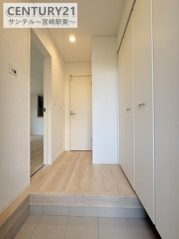 ご新居への出入り口になる明るくとても広い玄関は、たくさんの靴を収納できるシューズボックスが付いております♪いつも清潔感のあるすっきりとした玄関スペースを確保できますよ♪