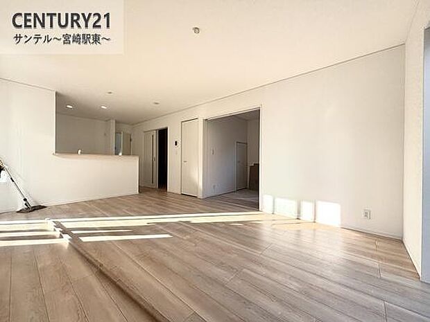 広々リビングは自然光たっぷり。毎日のくつろぎとコミュニケーションが深まる場所に。来客が多いご家庭にぴったりの間取です♪