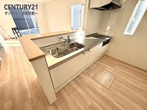 カウンターキッチンからリビングにいるご家族やお子様の様子が見えるので、コミュニケーションがとりながら、ご家族の大切な時間を共有できるキッチンです♪