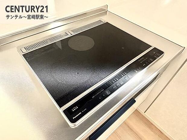 IHクッキングヒーター3口コンロ、グリル付です。