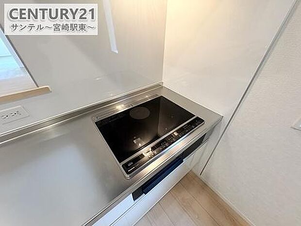 IHクッキングヒーター3口コンロ、グリル付です。