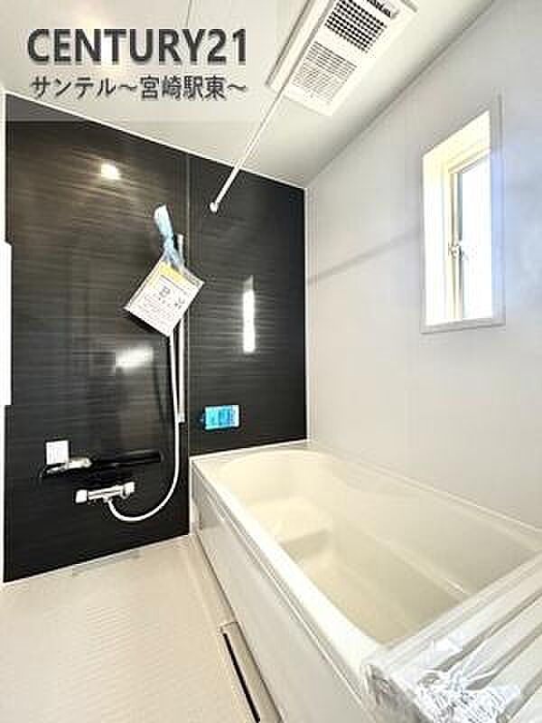 1日の疲れもゆっくり取ることのできる広々とした1坪タイプのシステムバス♪浴室乾燥、涼風、暖房、換気システムが付いておりますので、快適なバスタイムを過ごせます♪