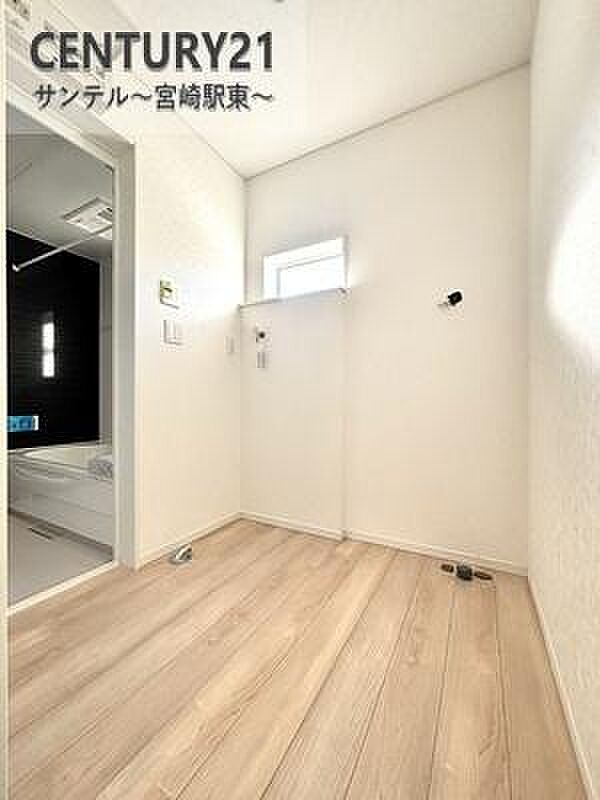 広々洗面脱衣所♪洗面化粧台は収納付きの大きな鏡が付いています♪朝のお忙しい時間帯でも三面鏡の洗面台ならお出かけ前のご準備も手助けしてくれること間違いなし♪