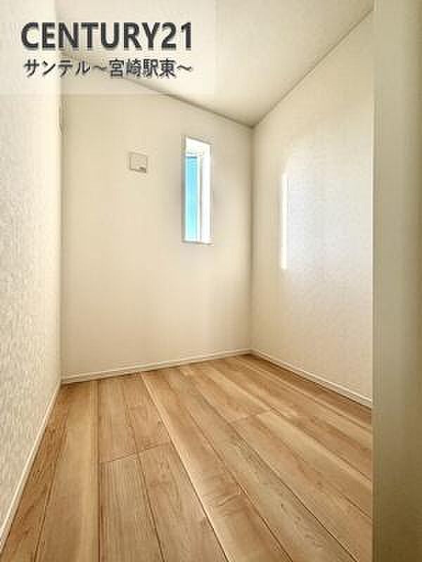 主寝室のウォークインクローゼットです!大容量でご夫婦の荷物がすっぽり入る安心の収納力です(^^♪