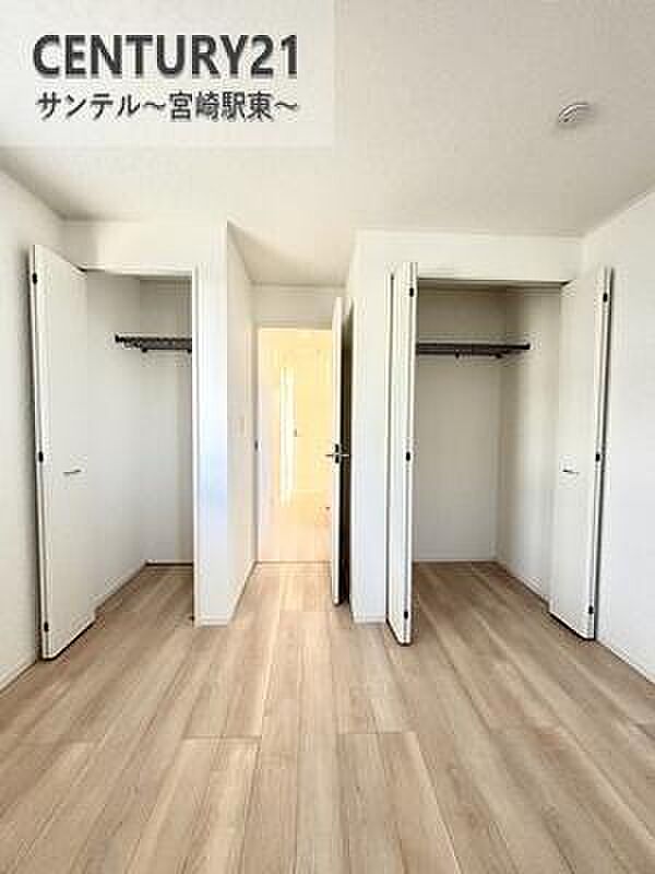 洋室のクローゼットです!ご家族様、皆様の洋服などを整理しやすい仕様の収納です。右手の扉は納戸へ繋がります。