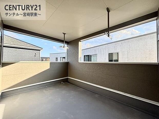 広々としたバルコニーには、屋根が付いておりますので突然の雨や小雨でも安心して洗濯物を干せますよ♪