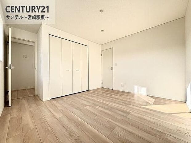 広々とした空間で快適に過ごせます。デスクスペース兼、書斎がございます。ライフスタイルに合わせて柔軟に使えます。