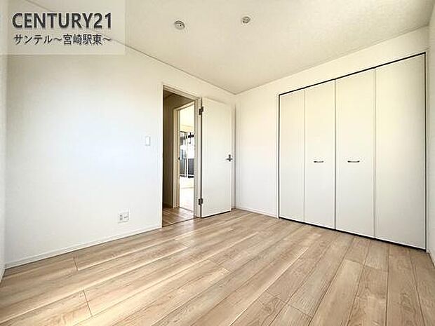 洋室には便利なクローゼットを設置。普段使いの衣類から季節物まで、しっかり収納できます。