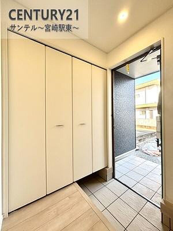 ご新居への出入り口になる明るくとても広い玄関は、たくさんの靴を収納できるシューズボックスが付いております♪いつも清潔感のあるすっきりとした玄関スペースを確保できますよ♪