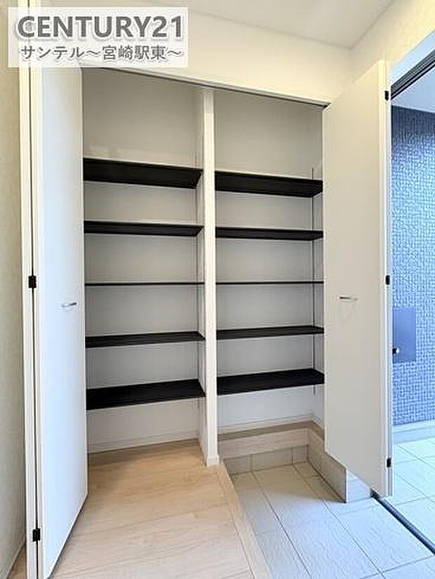 大容量のシューズボックス付きで、玄関まわりがいつもきれいに。ご家族の靴もしっかり収納できます。